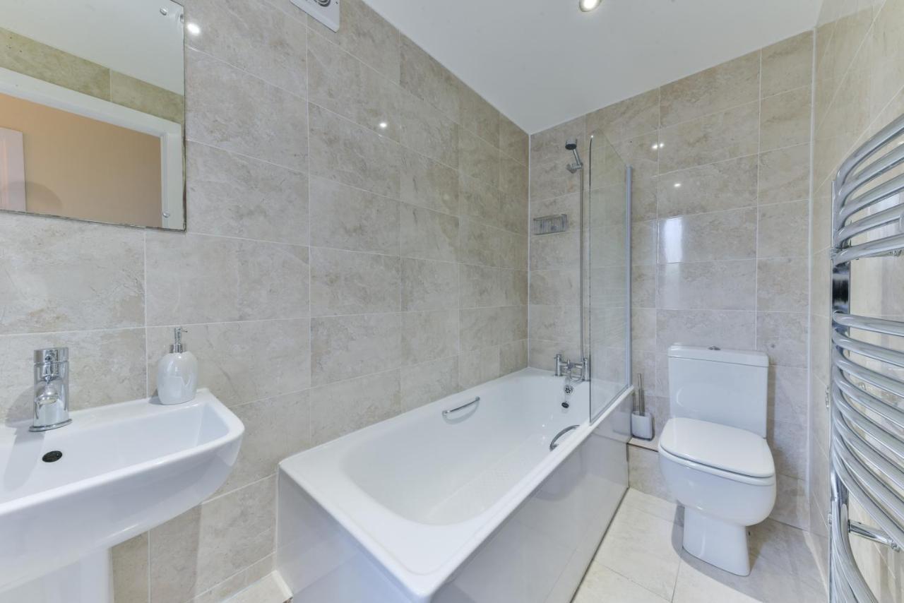 希思罗Royal Living Properties别墅 外观 照片