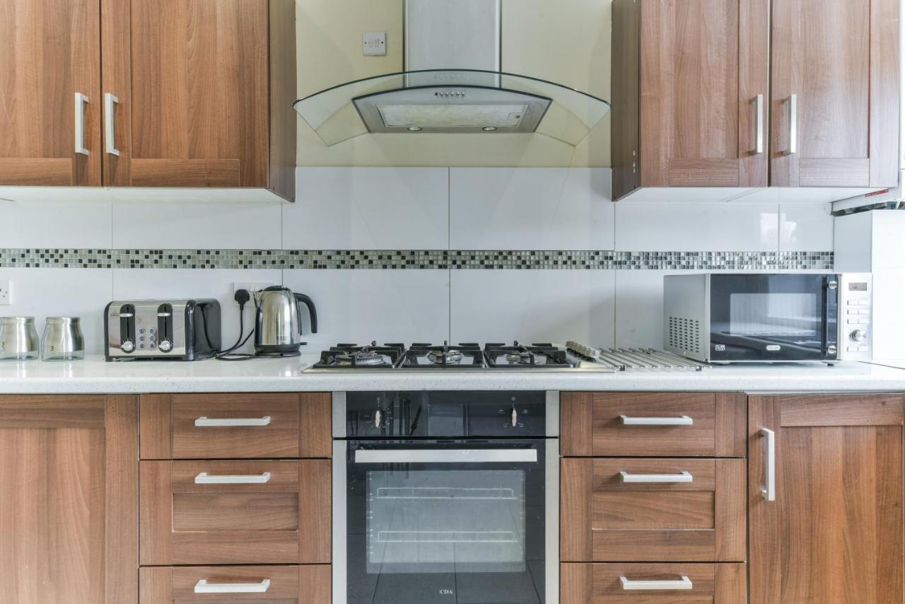 希思罗Royal Living Properties别墅 外观 照片